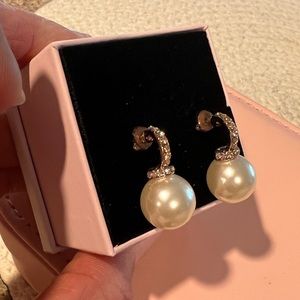 Dangling pearl earrings